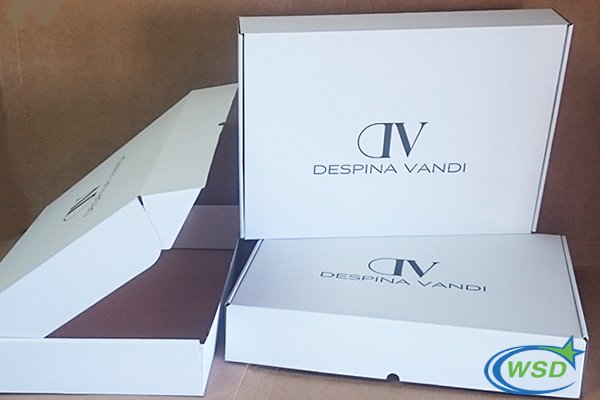 國外(wai)服裝品牌(pai)包裝盒